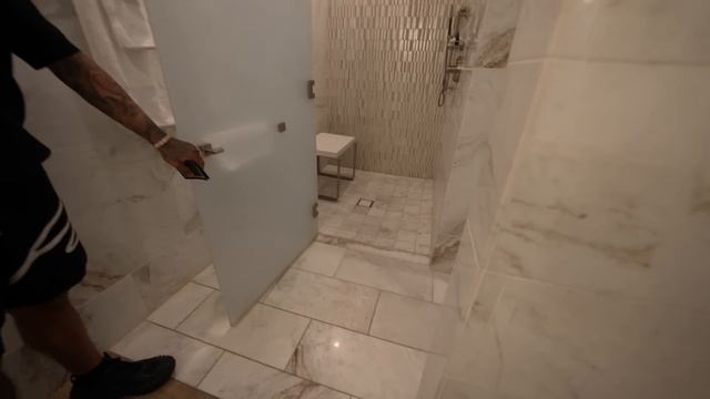 Crashing Spring Break Parties In Miami! смотреть онлайн