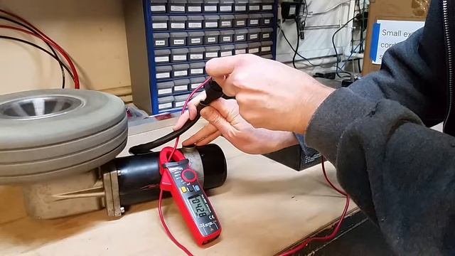 Wheelchair motor and 12V battery test with clamp / ammeter meter смотреть онлайн