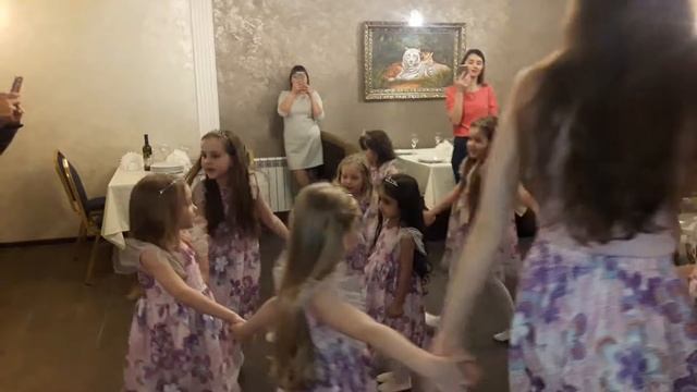 Катя и Настя.Ресторан Версаль Магнитогорск.Студия моды Легенда каравай для Мане смотреть онлайн