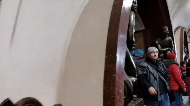 Скульптуры на станции Площадь Революции в Москве смотреть онлайн