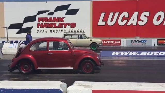 VW 1965 type 1 beetle vs. 1972 type 3 squareback "sqawk" смотреть онлайн
