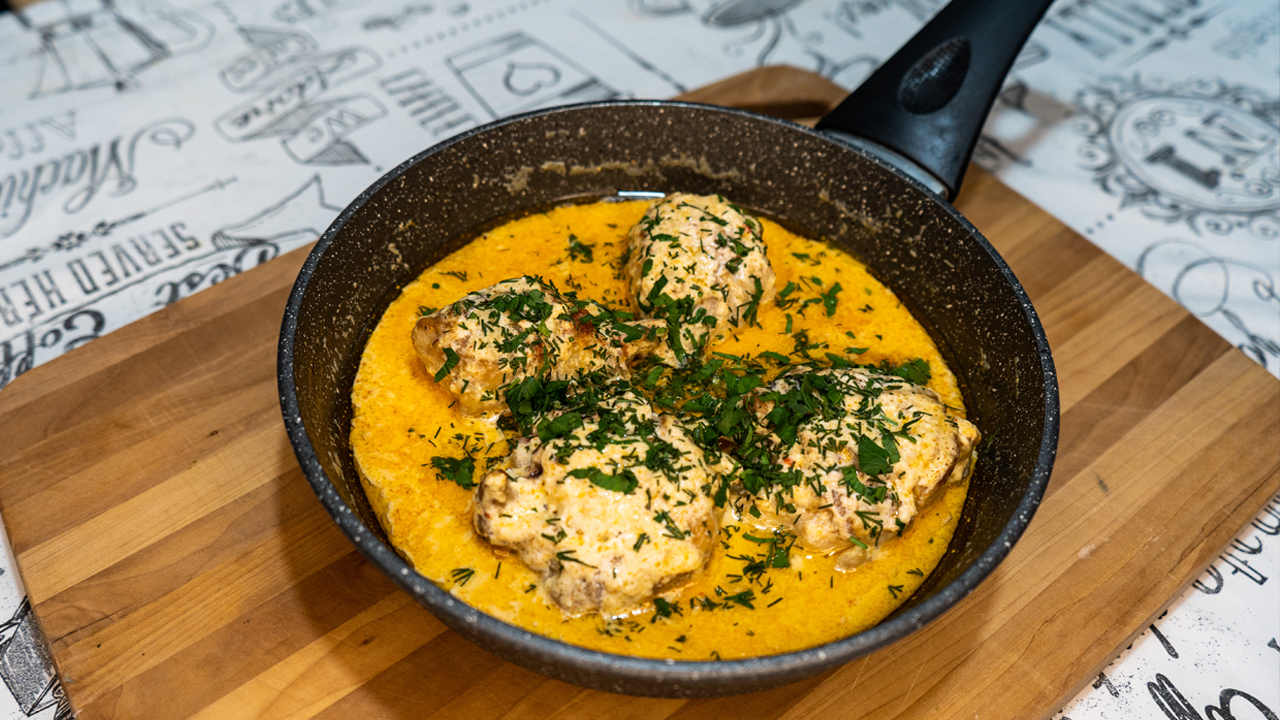 Курица в сливочном соусе на сковороде смотреть онлайн