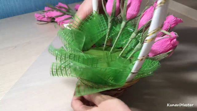 Корзина с бутонами роз из конфет смотреть онлайн