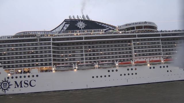 Queen - We will rock you - the cruise ship MSC Splendida leaves the port of Hamburg смотреть онлайн