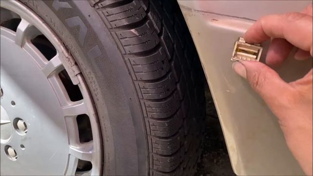 Mercedes Benz 190E  W201 Side Moldings Removal