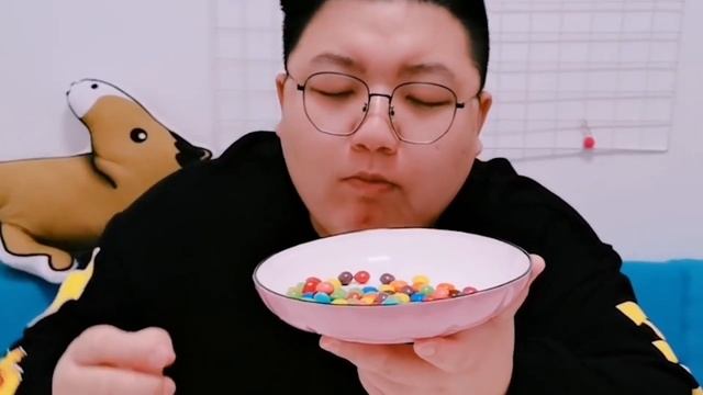 【特殊食物挑战】挑战只给对方吃黑白颜色的食物，奶棒PK牛肉，你觉得哪个更好吃？ #架么馋 смотреть онлайн