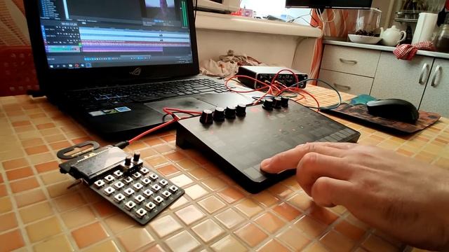 PO-33 и uno synth идут к реке. смотреть онлайн