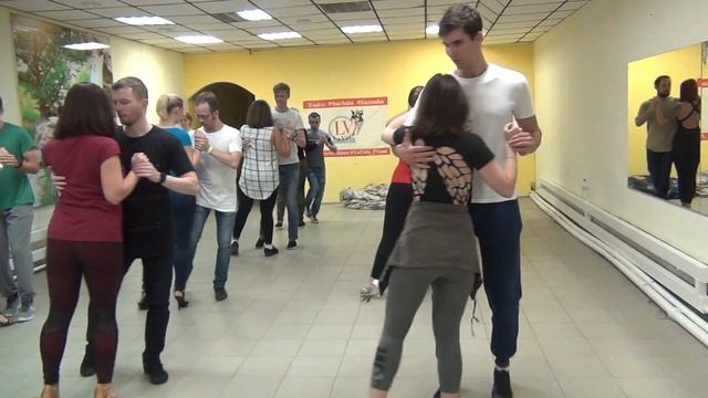 На мастер-классе по кизомбе с Алексеем Коржом смотреть онлайн