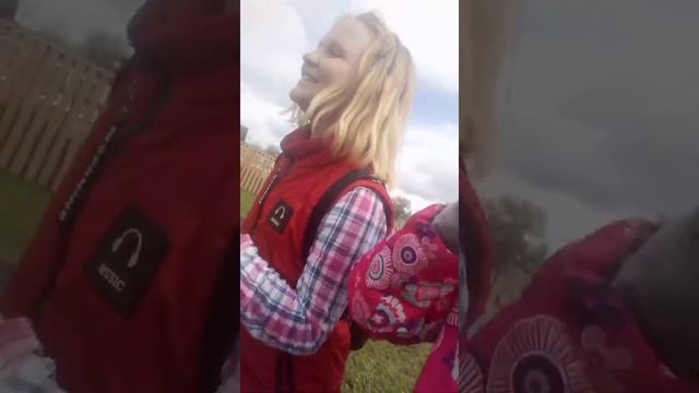 Играем с подругой на улице в "Правда или действие?" смотреть онлайн