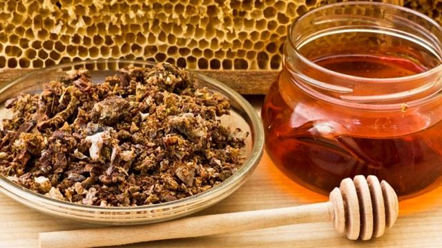 Мед при больном горле . Польза меда при простуде смотреть онлайн