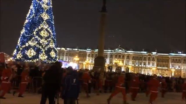 22.12.2018 зажигаем новогоднюю ёлку на Дворцовой площади. Старт забега Дедов Морозов смотреть онлайн