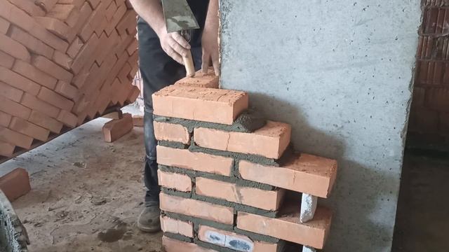 Кирпичная кладка, устройство вертикальной штрабы.
