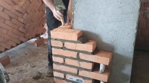 Кирпичная кладка, устройство вертикальной штрабы.