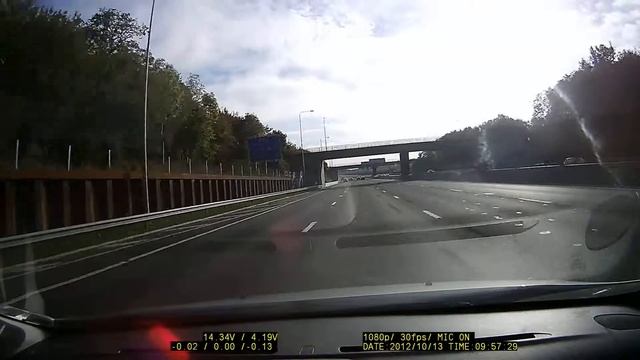 2 cars racing on the M25 смотреть онлайн