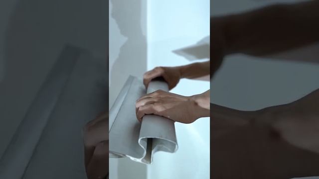Механизированная шпаклевка. Как отводить углы! #shortsvideo #шпаклевочныйаппарат #шпаклевка