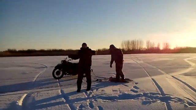 Первые покатушки по первому льду и снегу,на легендарном мотоцикле УРАЛ.. смотреть онлайн