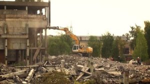 Снос здания экскаватором
