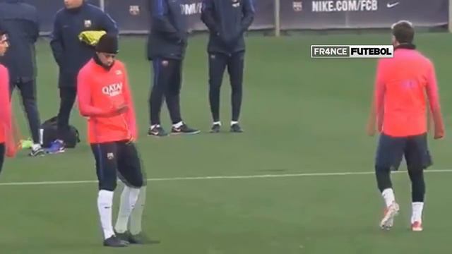 NEYMAR E SUAREZ BRIGANDO NO TREINO смотреть онлайн