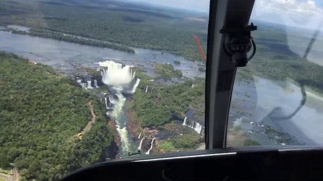 Полет с хеликоптер на Водопадите Игуасу смотреть онлайн
