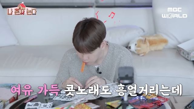 Eating pizza, eating chewy snack, and making figures #EXO #BAEKHYUN смотреть онлайн