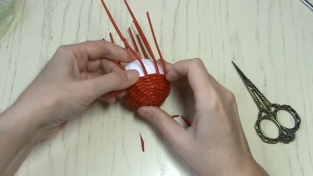 Новогодние шары в деревенском стиле / Плетение из бумажной лозы смотреть онлайн