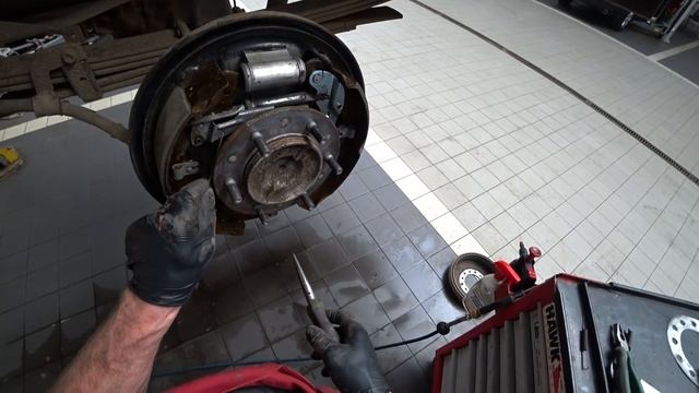 Hilux 2013г.в. Замена задних колодок. смотреть онлайн
