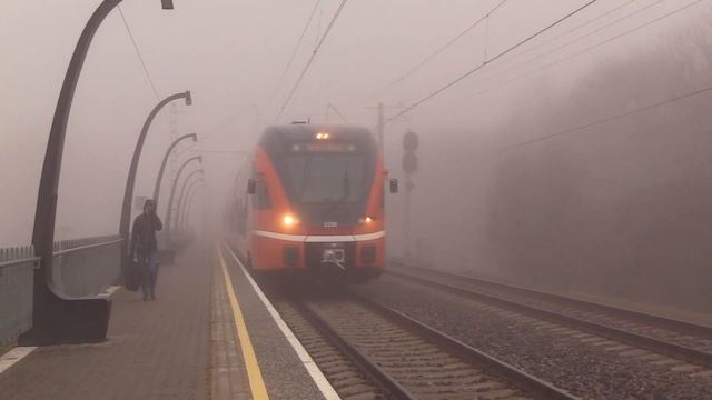 Штадлерские дизель-поезда 2236+2305 на о.п. Китсекюла / Stadler DMU's 2236+2305 at Kitseküla stop смотреть онлайн