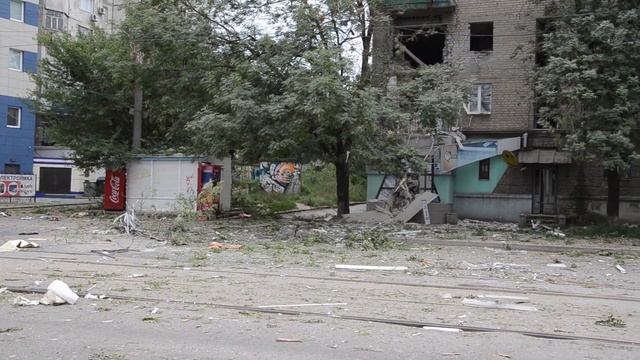 Луганск.Снаряды попали на ул Фрунзе 18.07.2014 смотреть онлайн