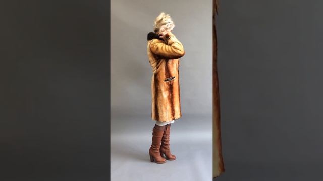 Шуба мутон 6500 рублей, воротник норка р.46 дл.90 см /10225/ смотреть онлайн