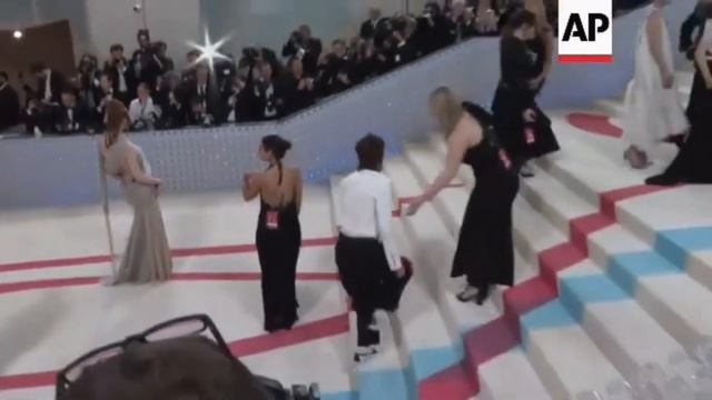 Kristen Stewart on the Met Gala Carpet - video/news reels смотреть онлайн
