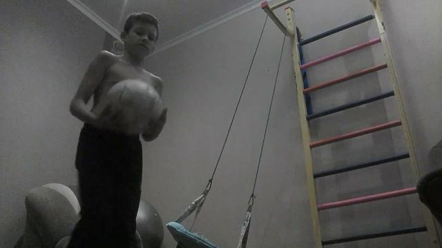 Как научится набивать мяч на ногах,коленях и на голове смотреть онлайн