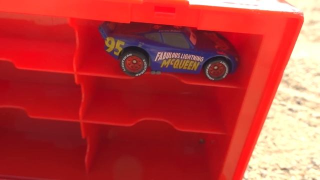 A trailer that finds a miniature car while running in the playset смотреть онлайн