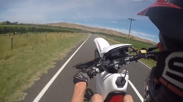 Hooning the xr400 Wheelies! смотреть онлайн