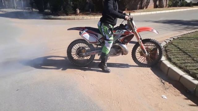 HONDA CR250R 2001 LITTLE BURNOUT смотреть онлайн