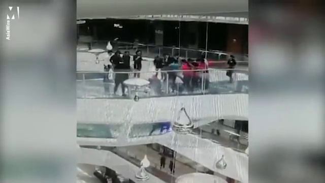 Женщина упала в аквариум с голодными акулами и выжила смотреть онлайн