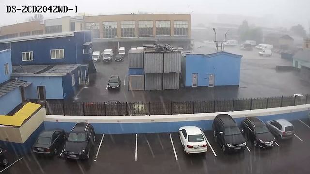 Пример видео IP камеры Hikvision / HiWatch днем при дожде