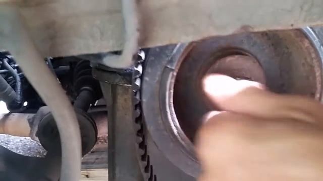 Loosening a '97 Ford Escort Crankshaft смотреть онлайн