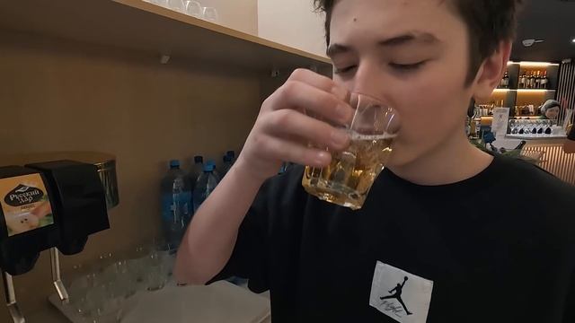 24 Часа ЖИВУ в АЭРОПОРТУ!***ПРОНИК БЕЗ БИЛЕТА*** смотреть онлайн