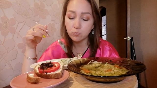 МУКБАНГ/СУП ЛАПША , САЛАТ, БУТЕРБРОДЫ/ЧТО ЖЕ СМОТРЯТ  В YOUTUBE?? МАМА В ШОКЕ?/СЮРПРИЗ ДЛЯ МУЖА.