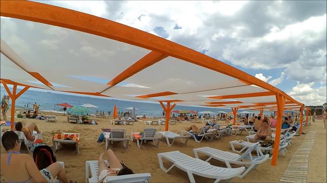 Учкуевка По пляжу вдоль побережья Черного моря смотреть онлайн