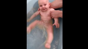 Необычное Купание ребенка Bathing of child