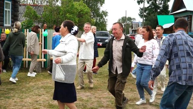 На юбилее у Михаила Советский район д. Большеникольский! смотреть онлайн