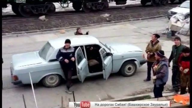 17 человек легко поместились в отечественном седане ВИДЕО смотреть онлайн