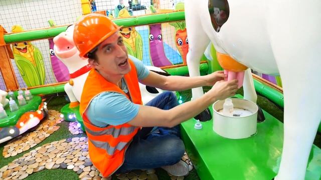 Герои в масках доят корову! Развивающие видео про игрушки для детей Тук Тук Шоу смотреть онлайн
