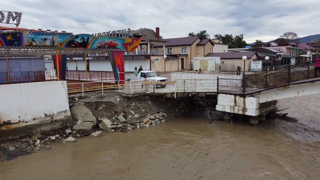 Дивноморское.Размыло Горбатый мост.Последствия шторма смотреть онлайн