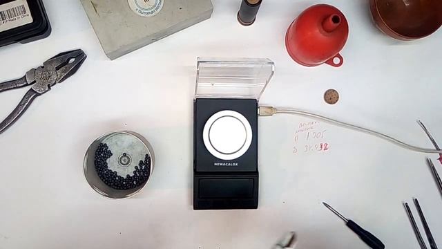 Разборка старого безимянного охотничьего патрона 16 калибра, дробь в патроне твёрдая смотреть онлайн