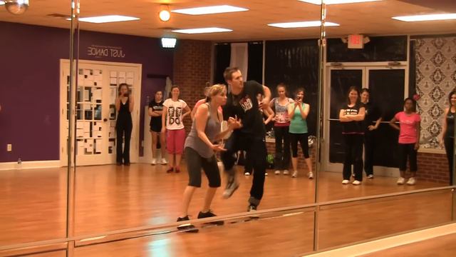 Robert Hoffman & His 61 Year Old Mom Dancing смотреть онлайн