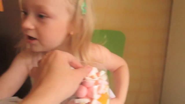 Делаем подарок из конфет для сестрички и открываем сюрприз Свинка Пеппа смотреть онлайн