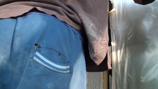 Как пластиковой тёркой затирается декоративная штукатурка, как нужно держать тёрку в руке