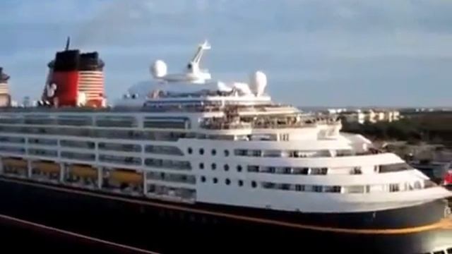 Лайнер Disney Cruise музыкально приветствует другой корабль смотреть онлайн
